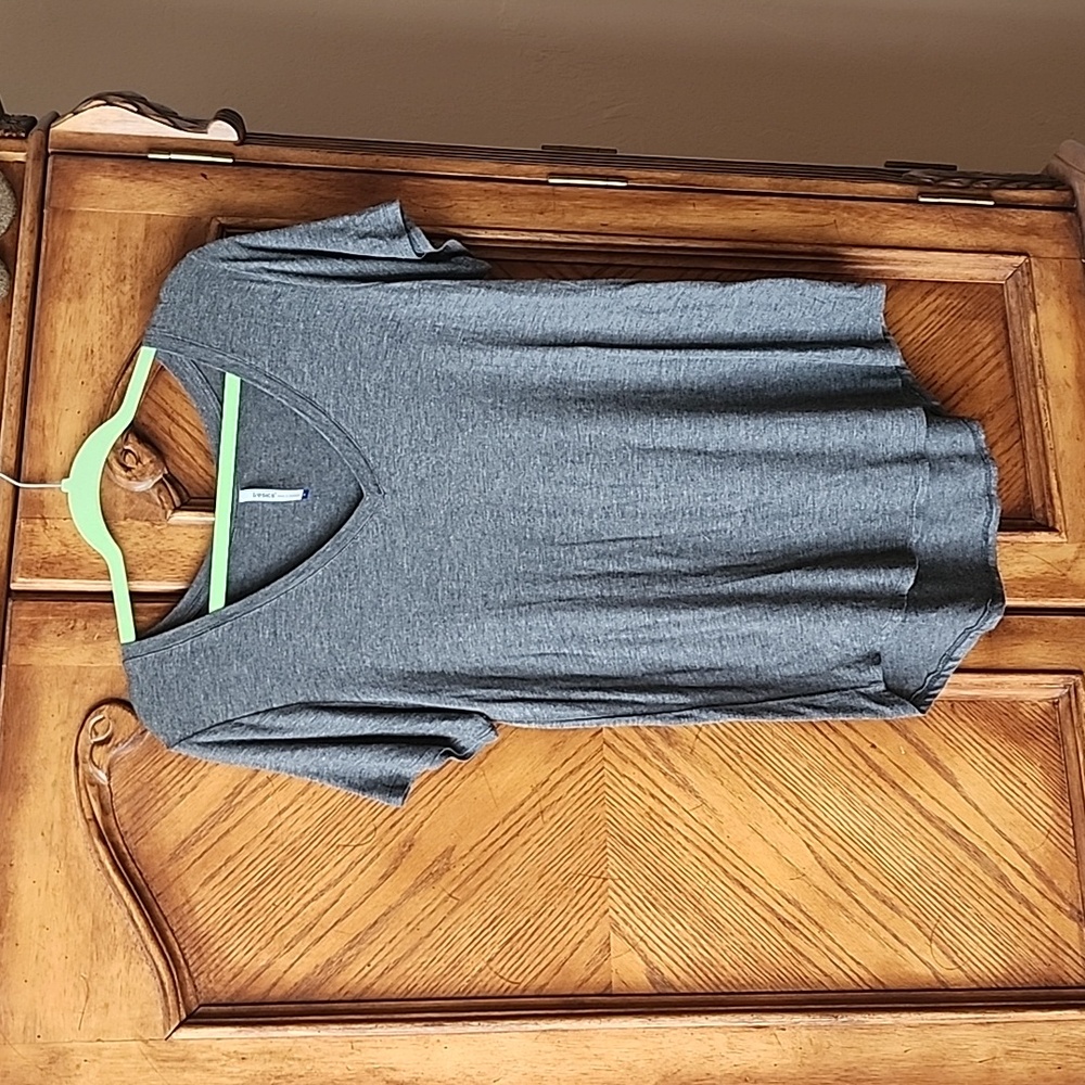 Tresics Gray VNeck Top M